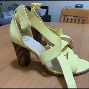 Verawang yellow heels